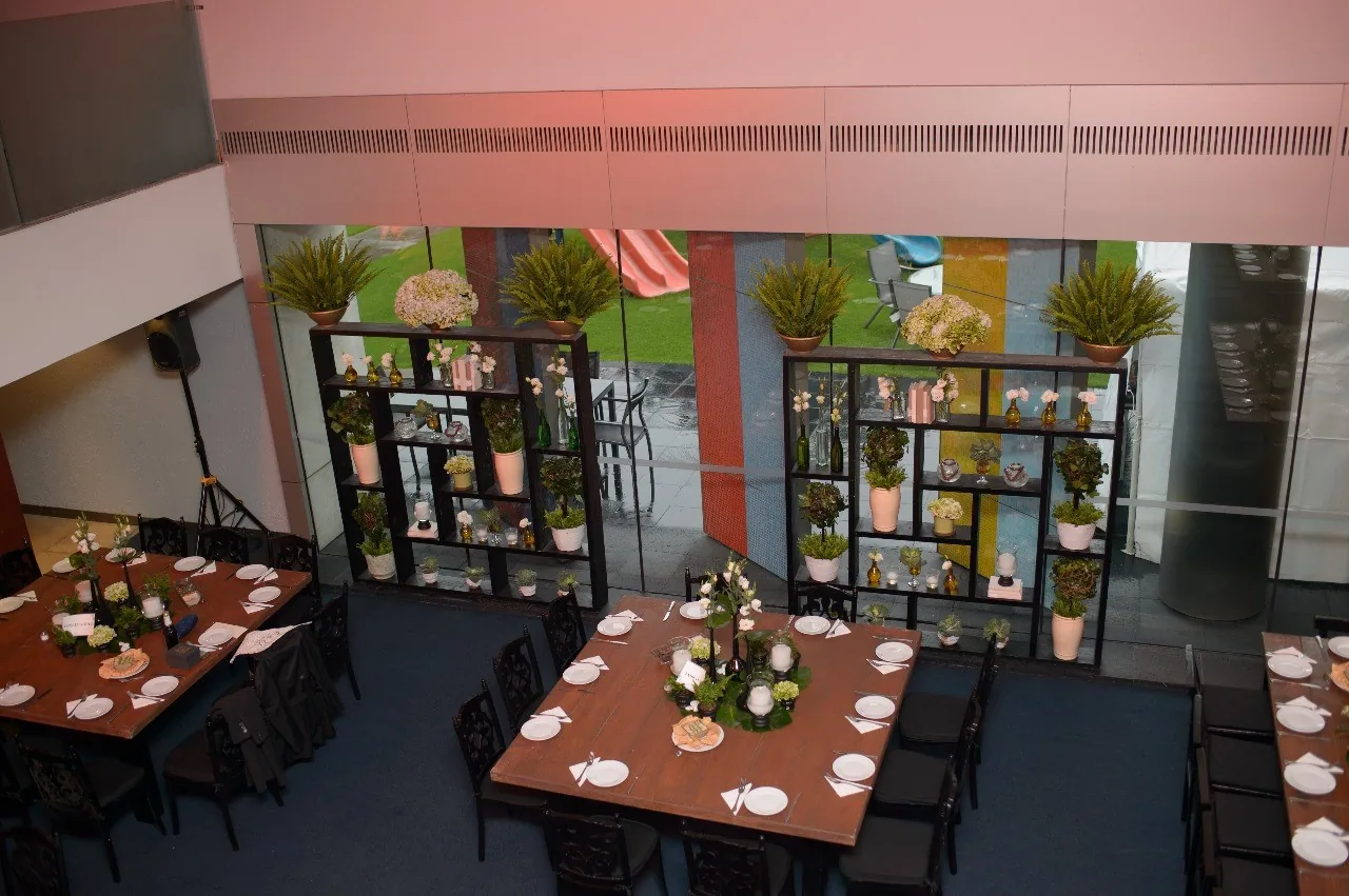 Montaje de comedor elegante con sillas medallón - Perfect Host CDMX