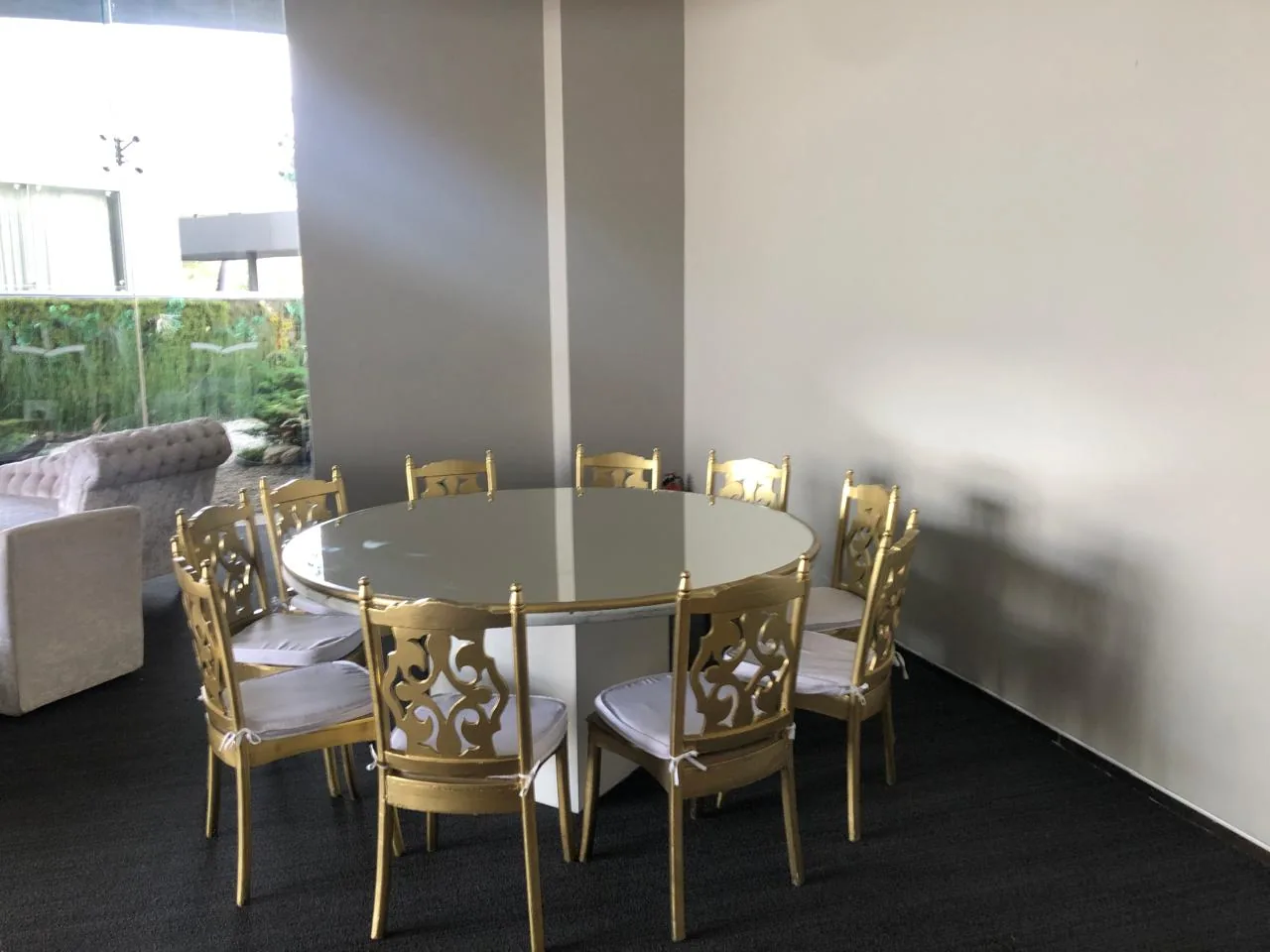 Salas lounge blancas en jardín para evento - Perfect Host CDMX